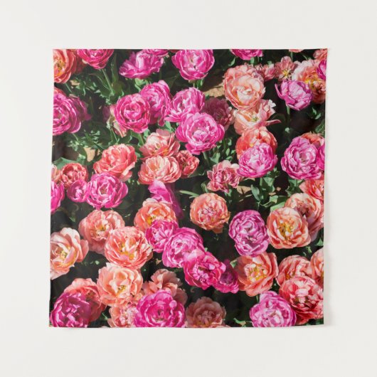 Blooming flowers make a floral background texture タペストリー (正面)