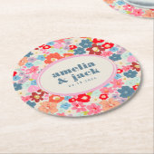 Blooming Joy Bright Floral Maximalist Wedding ラウンドペーパーコースター (アングル)