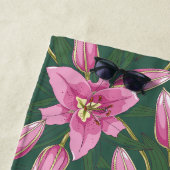 Blooming Lilies in Deep Green ビーチタオル (インサイチュ)