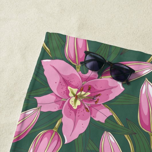 Blooming Lilies in Deep Green ビーチタオル (インサイチュ)