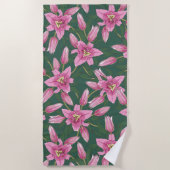 Blooming Lilies in Deep Green ビーチタオル (正面)