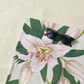 Blooming Lilies in Ivory Green ビーチタオル (インサイチュ)