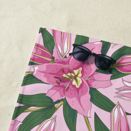 Blooming Lilies in Pastel Pink  ビーチタオル (インサイチュ)