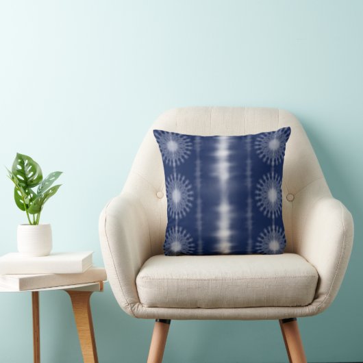 Blue African Tie Dye Inspired Throw Pillow クッション (椅子)