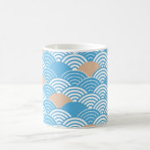 Blue and Beige Japanese Wave Pattern  コーヒーマグカップ (中央)
