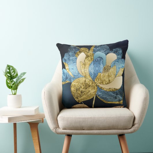 Blue and Gold Abstract Flower with Textured Petals クッション (椅子)