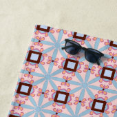 Blue and pink hues geometric patterned  ビーチタオル (インサイチュ)