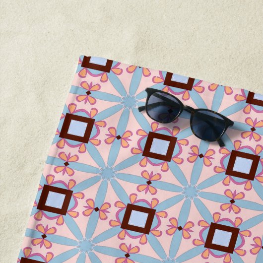 Blue and pink hues geometric patterned  ビーチタオル (インサイチュ)