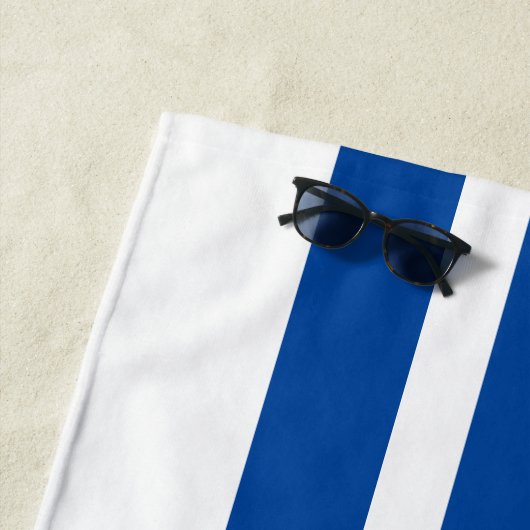 Blue And White Cabana Stripe Personalized Name ビーチタオル (インサイチュ)