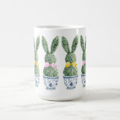 Blue and White Chinoiserie With Rabbit Topiary コーヒーマグカップ (中央)