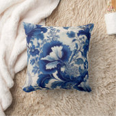 Blue and white floral throw pillow クッション (ブランケット)