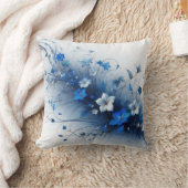  Blue and White Floral Vine Throw Pillow  クッション (ブランケット)