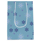Blue and White Winter Snowflake Pattern ミディアムペーパーバッグ (裏面)