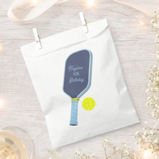 Blue and Yellow Pickleball Paddle Personalized フェイバーバッグ (クリップ留めされた状態)