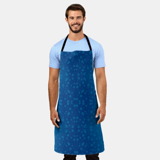 Blue apron with a subtle circular pattern エプロン (着用した状態)