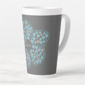 Blue Beige Floral Bloom – Dark Grey Botanical Mode カフェラテマグ (右アングル)