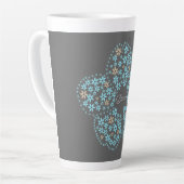 Blue Beige Floral Bloom – Dark Grey Botanical Mode カフェラテマグ (左アングル)