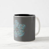 Blue Beige Floral Bloom – Dark Grey Botanical Mode ツートーンマグカップ (正面右)