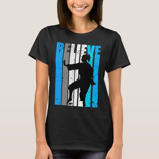 Blue Believe Motivational Girls Karate Retro Graph Tシャツ (正面)