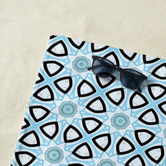 Blue, black and white geometric patterned  ビーチタオル (インサイチュ)