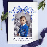 Blue Bow Joy to the World Christmas Photo シーズンカード<br><div class="desc">世界祝のクリスマスの写真カードへのブルーボウ喜びとホリデーシーズンの喜び。大切な家族エレガントの写真を織り成す水彩青い弓をモチーフに、このデザインは平和と愛の永遠のメッセージを伝える。洗練されたタイポグラフィと柔らかいブルーのアクセントは、このクリスマスに家族や友人に暖かい願いを送るのに最適なカードである。</div>