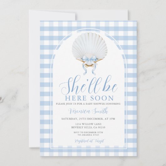 Blue Bow She'll Be Here Soon Sea Shell Baby Shower 招待状 (正面)