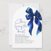 Blue Bow She's Tying the Knot Bridal Shower Photo 招待状 (正面)