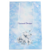 Blue Chinoiserie Baby Shower Gift Bags ミディアムペーパーバッグ (裏面)