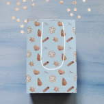 Blue Christmas Cookieスワップ交換 ミディアムペーパーバッグ<br><div class="desc">このフェスティバル抱き枕魅力的は青い背景にクリスマスの淡い色のデザインを備えており、あなたの休日の贈り物を包む完璧な方法を作る。個人カスタマイズtouchを追加するための名前または特殊メッセージを含むバッグ。休日の間に友人や家族のための小さなプレゼントを包装するのに理想的。</div>