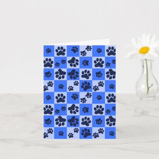 Blue Dog Paw Print Checkerboard カード (小さな植物)