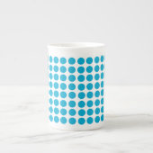 Blue Dots Pattern on White ボーンチャイナマグカップ (正面)