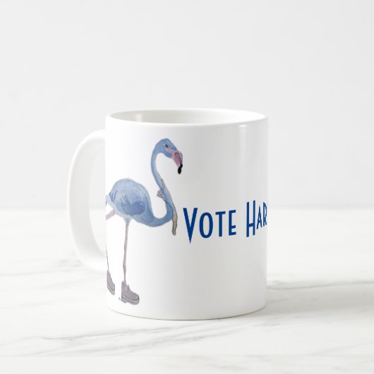 Blue FLAmingoと真珠のマグ。Vote Harris/Walz 2024 コーヒーマグカップ (正面左)
