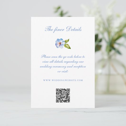 Blue Floral Crest Wedding Details QR Code エンクロージャーカード (スタンド正面)