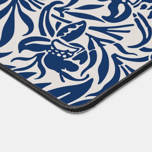 blue floral pattern with diverse leaves & blossoms デスクマット (コーナー)