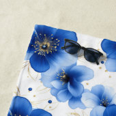 Blue Floral Pattern with Gold Accents ビーチタオル (インサイチュ)