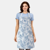Blue French Toile Monogram Name エプロン (着用した状態)