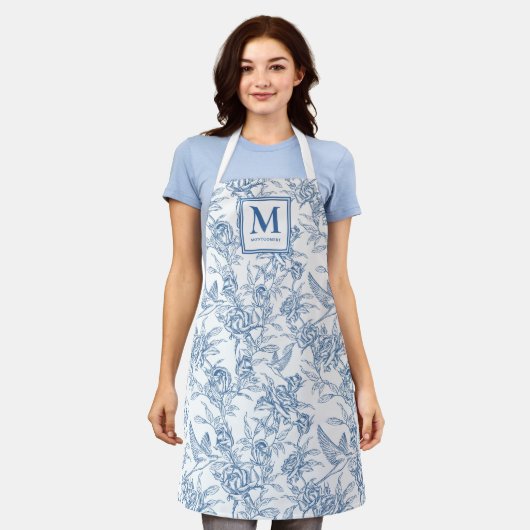 Blue French Toile Monogram Name エプロン (着用した状態)