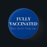 Blue Fully Vaccinated But Don't Hug Me Anti-social 缶バッジ<br><div class="desc">Got all the vaccinations but still anti-social,  so don't hug me blue pin button badge.</div>