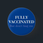 Blue Fully Vaccinated But Don't Hug Me Anti-social 缶バッジ<br><div class="desc">Got all the vaccinations but still anti-social,  so don't hug me blue pin button badge.</div>