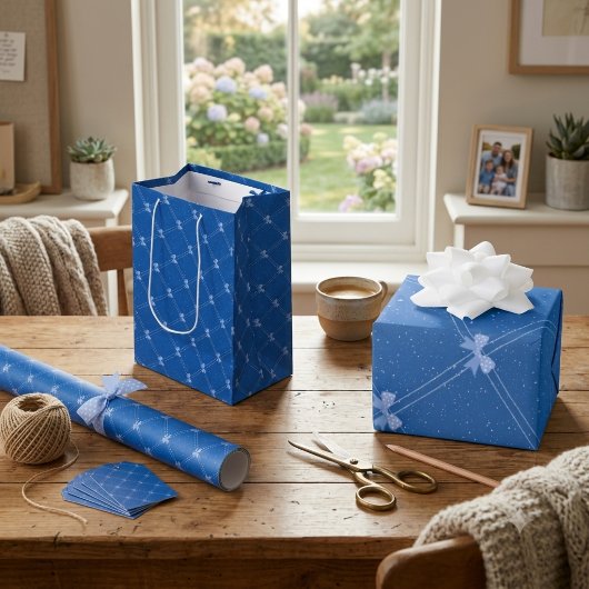 Blue Gift, White Polka Dots & Blue Bow Pattern ミディアムペーパーバッグ