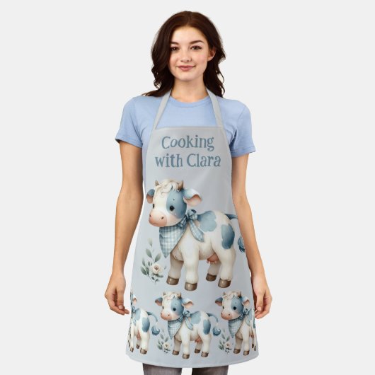 Blue Gingham Baby Cow Pastel Farm Aesthetic エプロン (着用した状態)