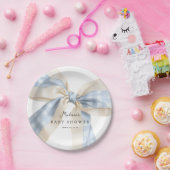 Blue Gingham Checks Bow Baby Shower ペーパープレート (パーティー)