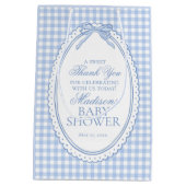Blue Gingham Coquette Bow Baby Shower Favors ミディアムペーパーバッグ (裏面)