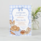 Blue Gingham Plaid Bun in the oven baby shower Inv 招待状 (スタンド正面)