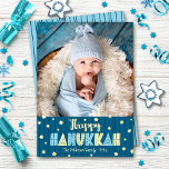 Blue Happy Hanukkah写真かわいいモダン実在金ゴールド 箔シーズンカード<br><div class="desc">「ハッピーハヌカー」 おもしろい、手よくはしゃぐ作の金ゴールドフォイルとライトブルータイポグラフィ、デビッドパターンのランダムな金ゴールドフォイルのスター、および真夜中のネイビーのブルーの手描き線は、暗いティール（緑がかった色）ブルーの背景を重ね合わせている。あなたの選択の写真を追加して救済、ハヌカーで素晴らしは、このパーソナライズされた、カラフル、ホイルのあいさつきカードと実在一緒に金ゴールドを使用する。手描きの濃い青色の線は、背面に明るいターコイズの青い背景を重ねている。金ゴールド、シルバー、またはバラ金ゴールドフォイルの実在選択。この感じフェスティバルの挨拶を送るたびに、休日の季節の暖かさと喜び。ステッカー、枕、ラッピング紙、サービングトレイ、ホームデコルなども揃っている。ハヌカーを覚えさせろ！簡単を使って写真を自分のテンプレートに置き換え、あいさつ文を入力すると、このハヌカーの金ゴールドフォイルあいさつカードを簡単にパーソナライズできま実在す。質問や要望があれば私に連絡して下さい。</div>