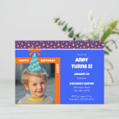 Blue Hatパーソナライズされた搭載のキッドフォトハッピーバースデー 招待状 (スタンド正面)