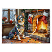 Blue Heeler Fireplace with Christmas Lights ラージペーパーバッグ (裏面)