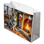 Blue Heeler Fireplace with Christmas Lights ラージペーパーバッグ (裏面アングル)