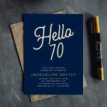 Blue Hello 70金ゴールドスクリプト70th誕生日パーティー 箔招待状<br><div class="desc">豪華な70歳の誕生日パーティーを、これらのデザインされたユニーク招待状と共に際立たせてくカスタムださい。これらの招待状エレガントは、クラシックブルーの背景に金ゴールド箔を備え、シックな誕生祝いに最適。これらの洗練されたゴールデンスクリプトハロースタイリッシュ70誕生日パーティーフォイル招待状であなたのゲストに永続的な印象を作る。</div>