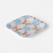 Blue Hydrangeas and Pink and Orange Butterflies ペーパープレート (傾斜あり)